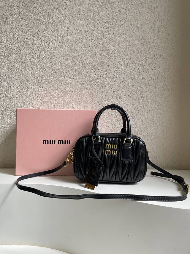 Miumiu缪缪 配盒新品too Pretty保龄球手袋 采用进口小羊皮经典品牌标志性matelasse纹理绣花 复古磨砂五金 保留了应有的俏皮感 包型整体硬挺