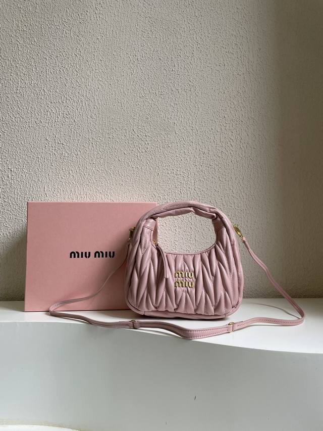 Miumiu缪缪 配盒miuwander 手袋 采用进口小羊皮经典品牌标志性matelasse纹理绣花 复古磨砂五金 利用圆孤的曲线 保留了应有的俏皮感 包型整