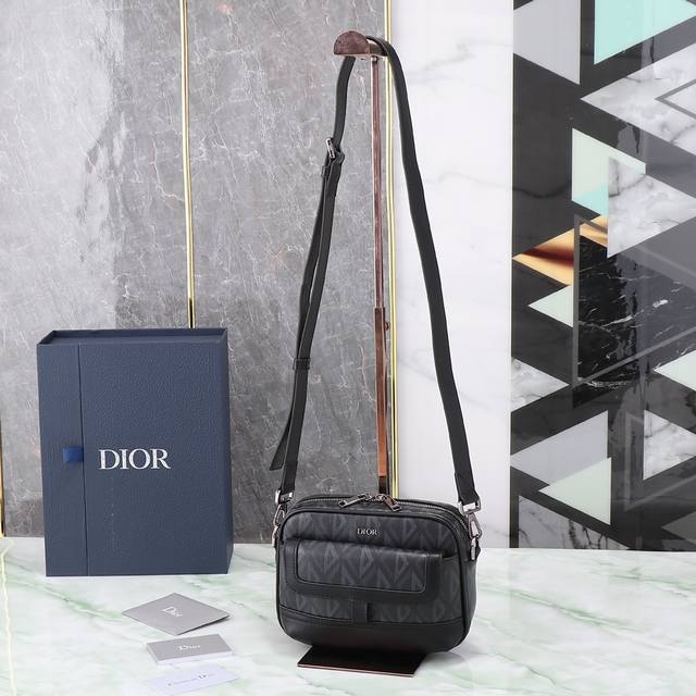 小号 顶级原单配蓝盒 这款 Dior Hit The Road 信使包是本季新品 将现代风格与 Dior 的高订精神融为一体 采用迪奥黑 Cd Diamond