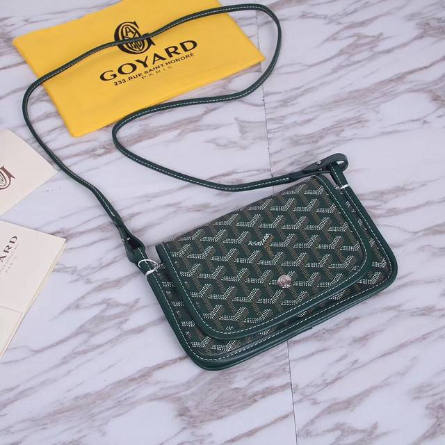 Goyard 戈雅 三层包出货 别看它外观干瘪小小的其实超能装的 一共3个小口袋 背面还有个插袋 其中2个口袋里还各有一个卡槽 非常轻便的款式 随身出街特别方便