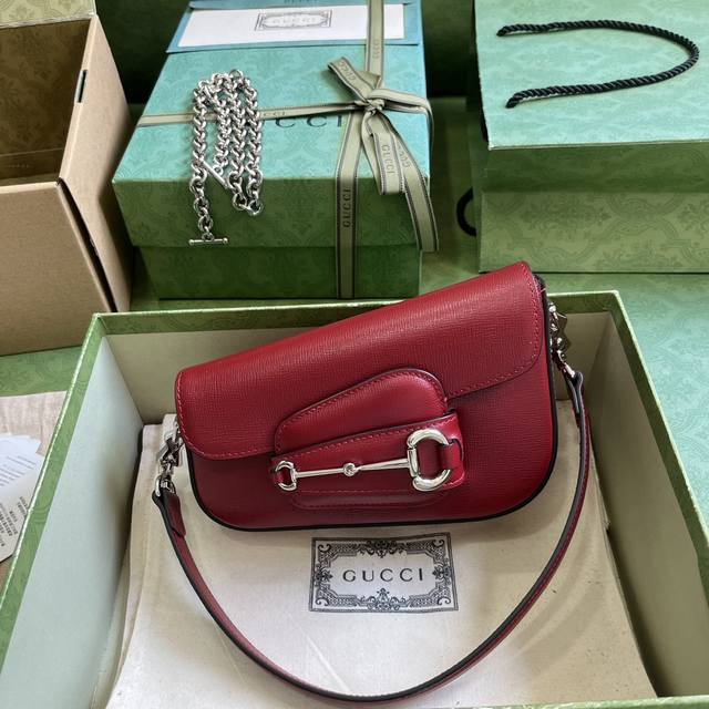 配全套原厂绿盒包装 Gucci Horsebit 1955系列迷你肩背包 品牌以全新视角焕新融蕴典藏设计与时尚廓形 致敬马衔扣造型配件问世70周年 在2024早