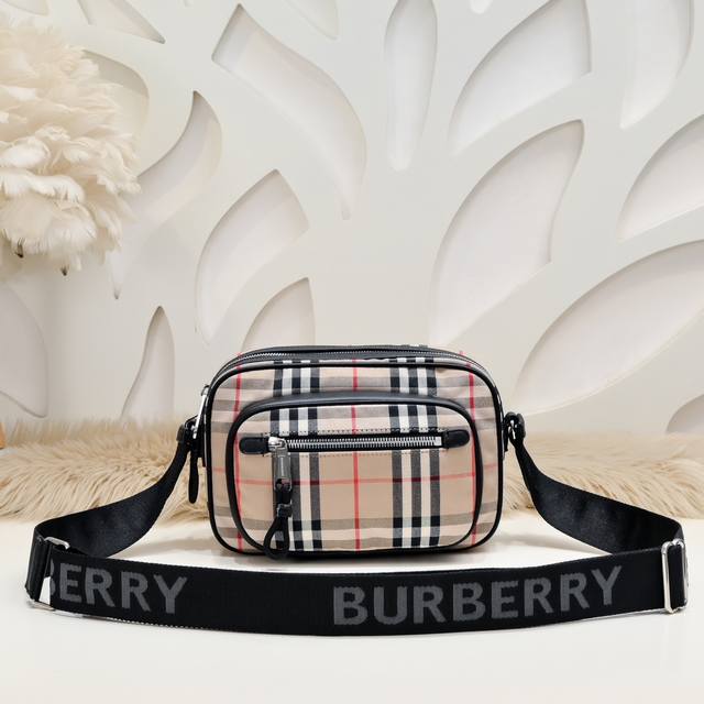 Burberry-巴宝莉最新款相机包 斜挎包采用定制的布配皮制作 充满色彩的休闲风也可以利用格纹搭配复古的色调风格 手感超赞 男女通用 尽显独特气质 低调又奢华