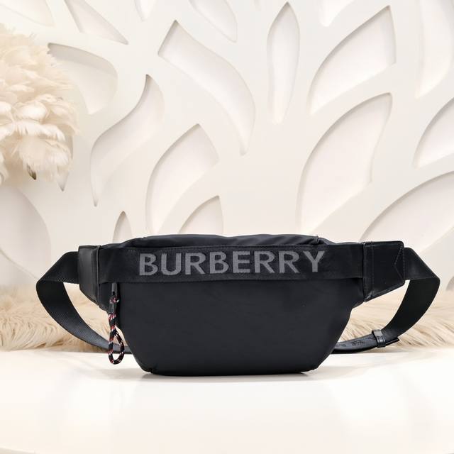 Burberry-巴宝莉最新款胸包 腰包采用定制的布料制作 手感超赞 原版五金 搭配精美皮革边饰 尽显独特气质 低调又奢华 高端大气上档次 出门必备哦尺寸 30