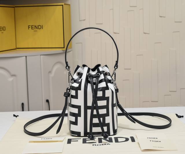 型号8950Fendi Roma胶囊系列双色印花mon Tresor小号水桶包 饰以黑色与白色fendi Roma标志 由marc Jacobs以全幅超大造型重