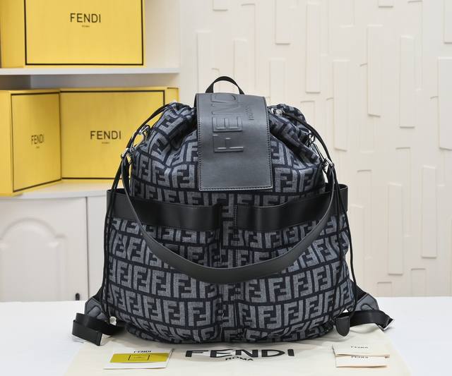 原版品质 型号 8 Fendi 中古老花双肩包超级大容量酷炫包 可做登山包使用 有多个小口袋方便使用 颠覆传统造型 Ddd 大号背包 提花布料材质 饰有棕色ff