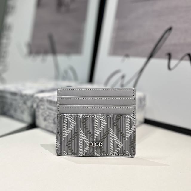 Ch 这款卡夹实用而不失优雅 采用黑色 Cd Diamond 图案帆布精心制作 从 Dior 档案汲取灵感 饰以同色调牛皮革细节 两侧分别设有三个卡槽 可收纳个