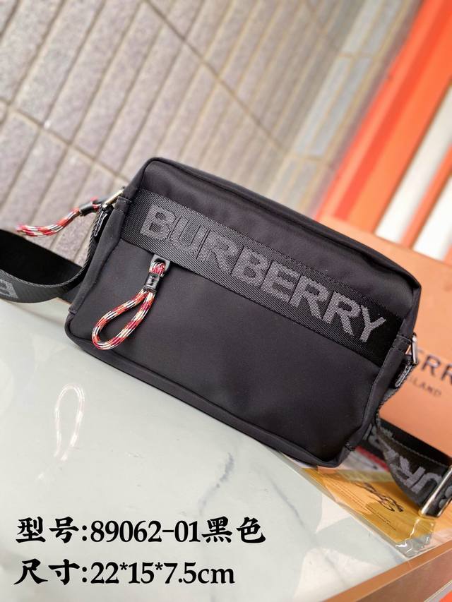 89062-1 黑色礼盒包装burberry巴宝莉经典帆布 男女同款尼龙面料腰包胸包 空间足够大 上班通勤 旅游逛街怎么漂亮怎么背 舒服轻松又百搭 尺寸 22x