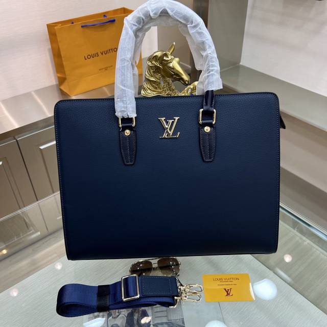 新品 Louis Vuitton 路易威登 最新款公文包 不但包型做得好 而且品质也非常精细 采用进口牛皮 容量大 款式简单大方 Ddd 型号 : 9039-1