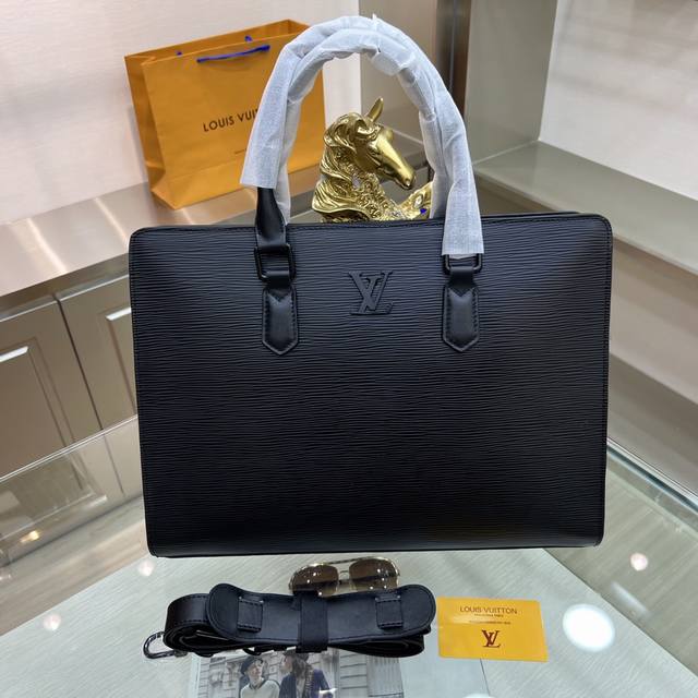 新品 Louis Vuitton 路易威登 最新公文包 不但包型做得好 而且品质也非常精细 采用进口水波纹牛皮制作 五金配套带密码锁 款式简单大方 Ddd 型号