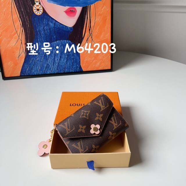 原单梅花三折短款钱夹 Ddd M64203 Ddd 时尚而实用 粉色皮革饰边与可爱的monogram花卉饰钉与饰件尽显精致柔美size12x3x9Cm Ddd