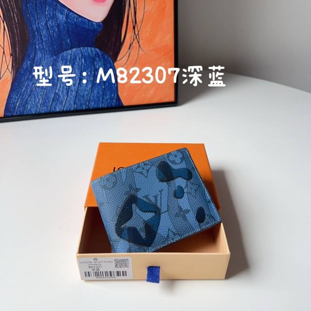 顶级原单复刻m82307深蓝這款slender錢包以清麗脫俗的monogram Aquagarden帆布打造 水漾風格monogram圖案呈現水花造型 部分水花