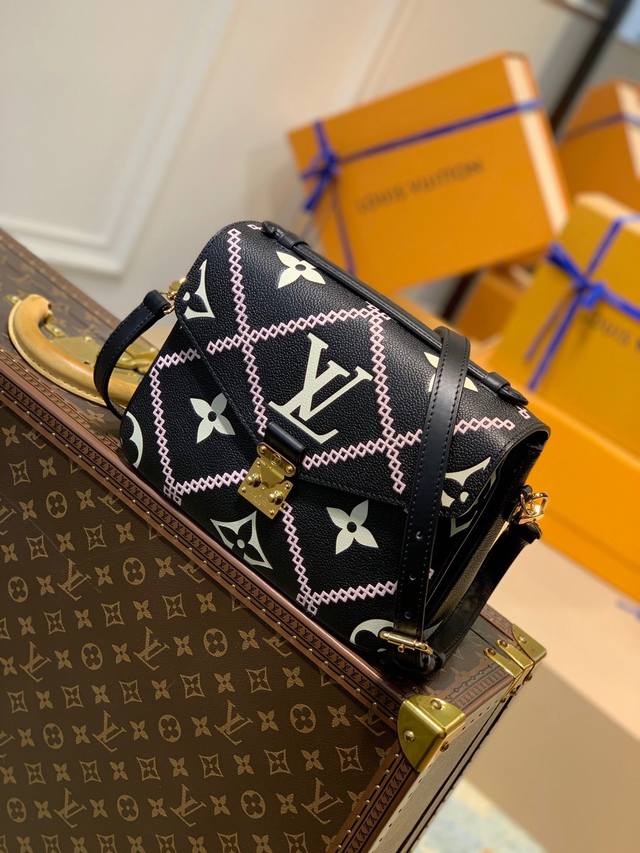 原单m46028黑色 特 Ddd 2022 春季系列 Pochette M tis 手袋以 Monogram Empreinte 压纹皮革烘托光泽熠熠的刺绣 彰