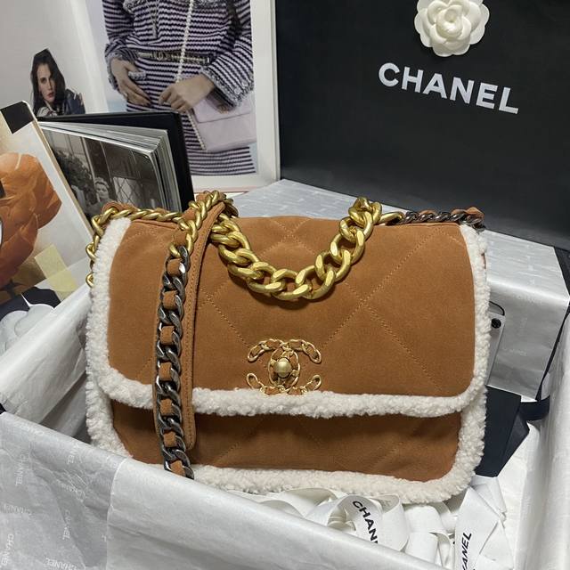 现货 Ddd Chanel 19Bag 羊羔毛秋冬新品瞩目焦点 这款包简直是小香一切经典元素的结合 小香迷菱格纹 皮链袋 双c标志 一眼钟情 看到它的第一眼的时