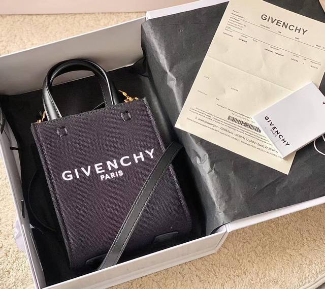 2023最新款tote Bag 纪梵家 GivencxY 全钢五金 包身防水帆布 实用又百搭 超大容量 并且简约大方的包型设计 看起来简约又不失时尚感 Ddd