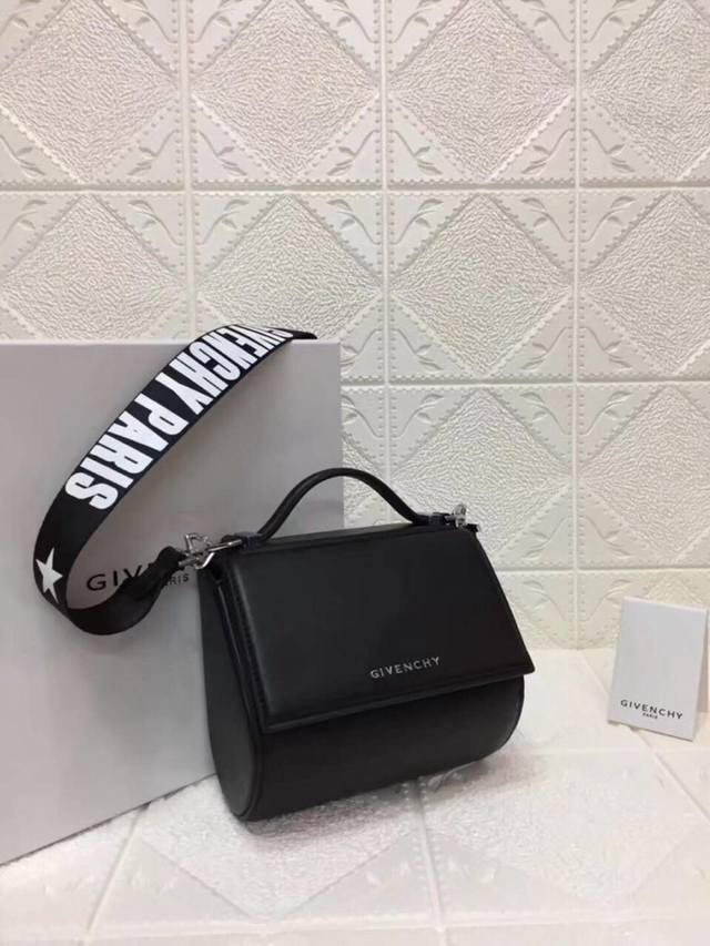 春夏女装系列givenchy Logo宽肩带装饰黑色pandora Box手袋现已登陆 纪梵希牛皮潘多拉盒子包继承纪梵希独特包身风格[嘴唇]经典实用[爱情]内置