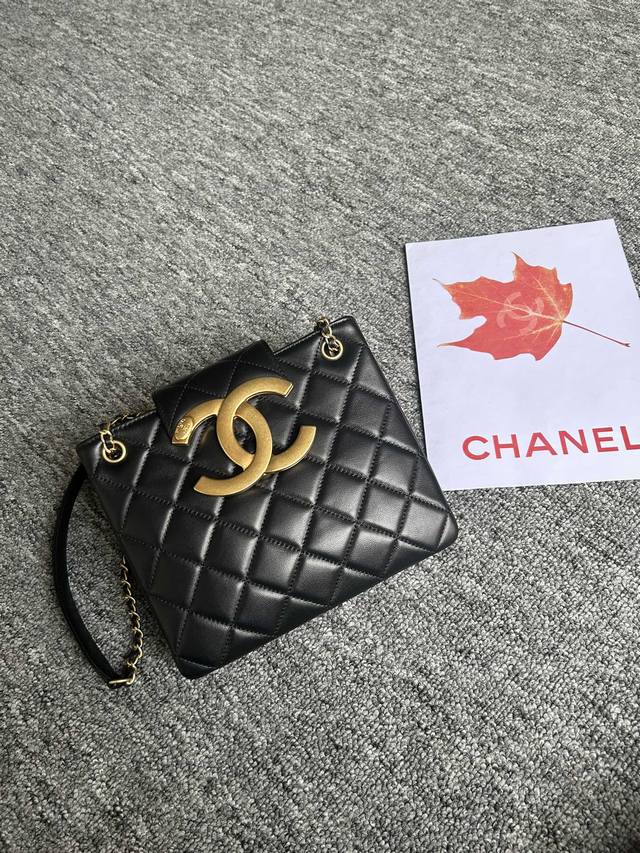 As4596Chanel24C早春包包 尺寸刚刚好 惊喜的是既可以做腋下包 还可以斜挎背 甚至单肩背也非常好看 单肩背完全不会长 从实用型 已经爱不释手了 装手