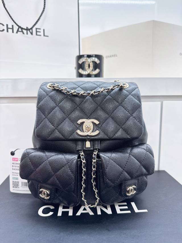 23A爆款chanel 大号双肩背包 Ddd 材质 平纹小牛皮与金色金属 Ddd 尺寸 21 20 12Cm Ddd 造型编号 As3 B10184 Nm368