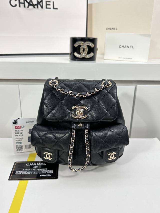 23P爆款chanel 小号双肩背包 Ddd 材质 平纹小牛皮与金色金属 Ddd 尺寸 17 5 16 5 10Cm Ddd 造型编号 As3787 B1018