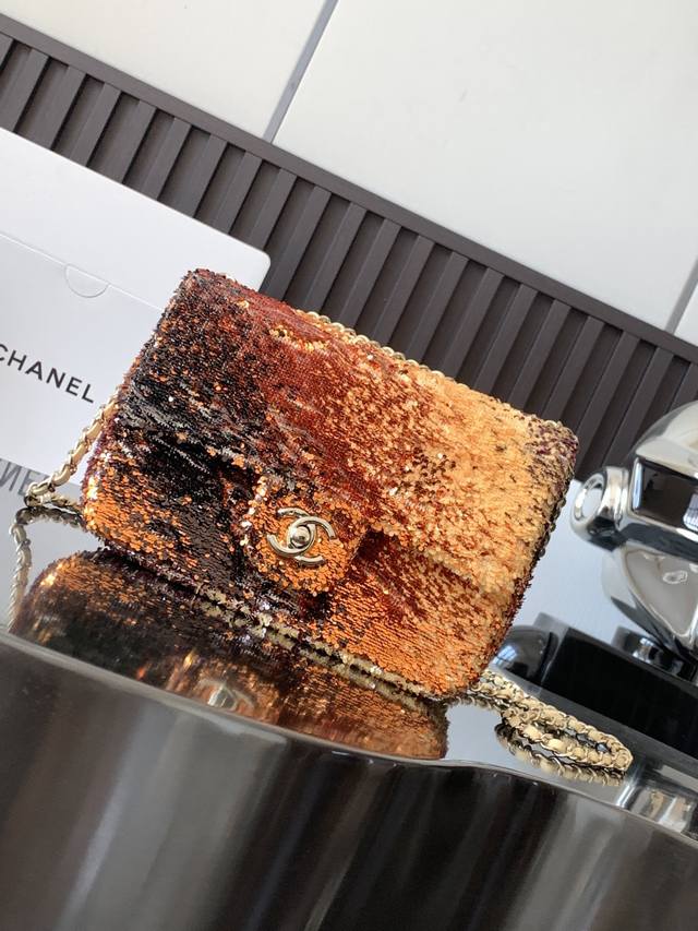 Chanel Mini Cf亮片晚宴包 Ddd 羊皮内里全钢五金 Ddd 黄色渐变像枫叶 Ddd 尺寸 20X15X7Cm Ddd 款号 4144 Ddd