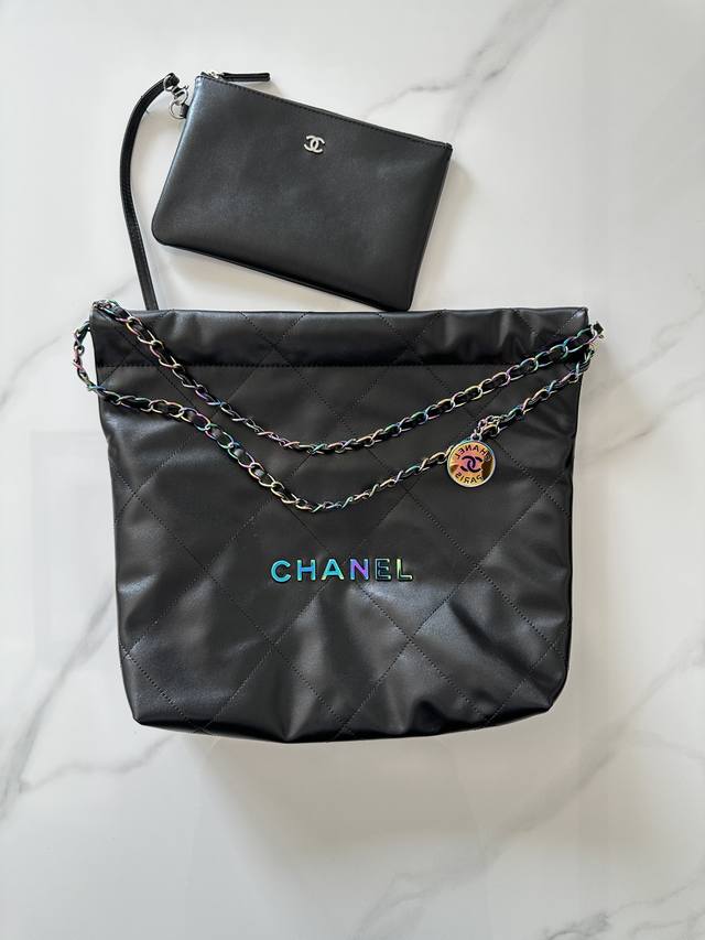 Chanel型号:As3260白色幻彩五金简介:原单质量 经典之作 华丽与气质的前沿 是你意想不到的尊贵 皮种:原单进口牛皮 里配原版布 五金:原版五金配制尺寸