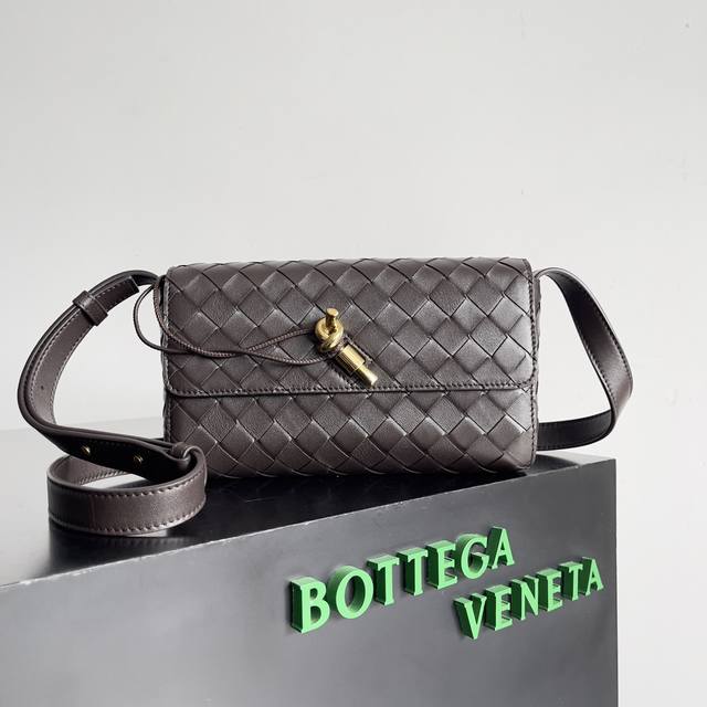 Bottega Veneta 新款迷你andiamo Ddd 小包太太太好看了 很百搭的颜色 高级随性感十足 Andiamo不止是通勤包啦 Ddd 即可斜挎又能