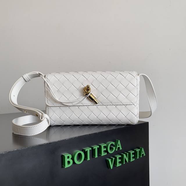 Bottega Veneta 新款迷你andiamo Ddd 小包太太太好看了 很百搭的颜色 高级随性感十足 Andiamo不止是通勤包啦 Ddd 即可斜挎又能