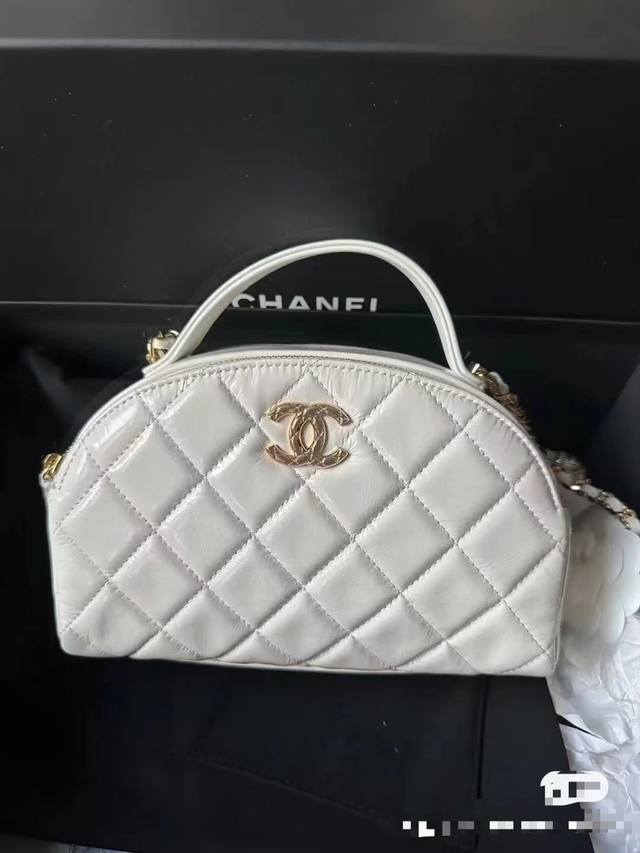 现货chanel23K 波士顿保龄球太复古啦 C季度好看的款真的好多呀 这只波士顿也是一眼爱住20X13 Ddd 两侧开合 容量实用 能放大手机哦 包身也很轻便