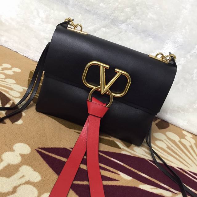 原单 Ddd 全新v家valentino 最新推出的 Vring Bag 已经有不少明星和博主背上身这款包找了张钧甯 唐嫣 古力娜扎 秦岚 张嘉倪 迪丽热巴 刘