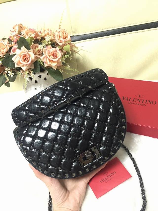 原单 Ddd Valentino 华伦天奴 半月型的设计包型 为秋冬增添了不少俏皮风格 翻盖式开合 纽式开关扣 配原厂包装盒 Ddd 材质:进口木瓜纹皮配进口磨