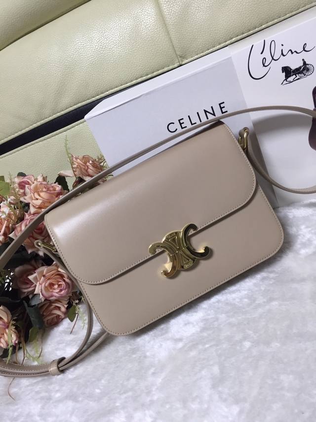 顶级原单 Celine 赛琳2019新款复古中古风vintage凯旋门新款的box豆腐包 亮泽小牛皮 采用了最新款的黄铜锁扣 简约大方的包型搭配精致锁扣很质感