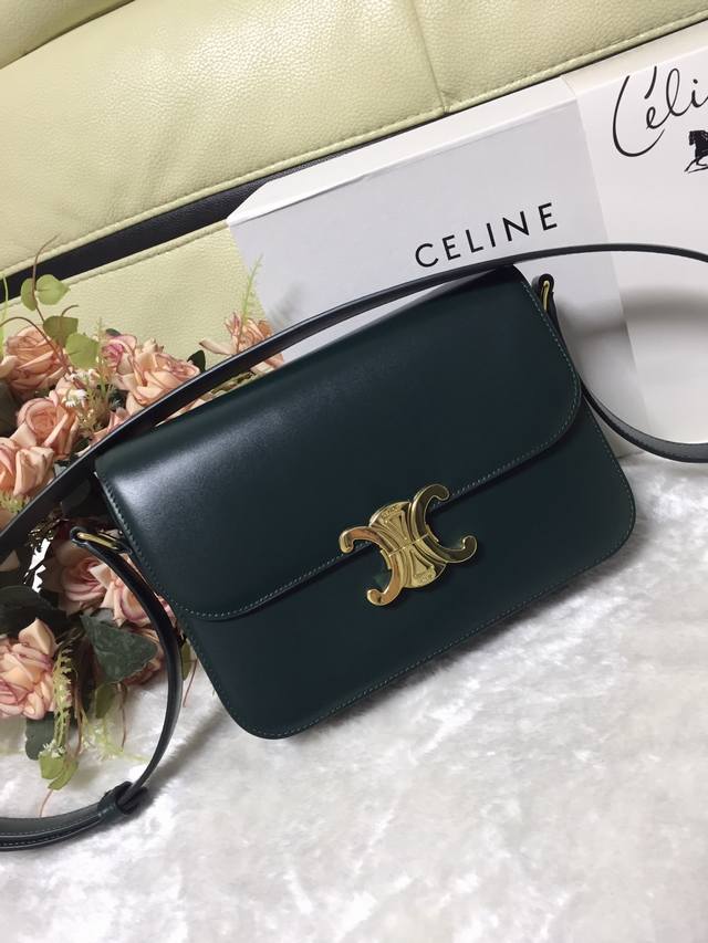 顶级原单 Celine 赛琳2019新款复古中古风vintage凯旋门新款的box豆腐包 亮泽小牛皮 采用了最新款的黄铜锁扣 简约大方的包型搭配精致锁扣很质感