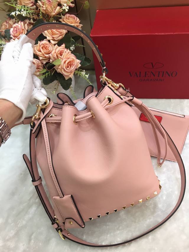 原单 Ddd Valentino 华伦天奴 Ddd 俏皮可爱的水桶包是华伦家必备的镇店之宝 设计师暖心设计了一个内置可拆卸小包为了做到完美的版型等到现在才出货