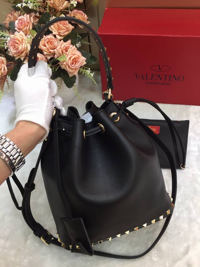 原单 Ddd Valentino 华伦天奴 Ddd 俏皮可爱的水桶包是华伦家必备的镇店之宝 设计师暖心设计了一个内置可拆卸小包为了做到完美的版型等到现在才出货