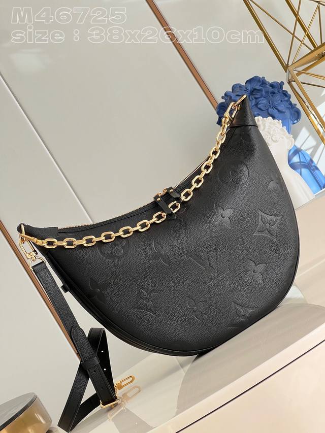 顶级原单 独家实拍 M46725黑压花 本款 Loop Hobo 手袋选用柔软 Monogram Empreinte 牛皮革塑造贴合身形的潮流半月构型 以充裕空