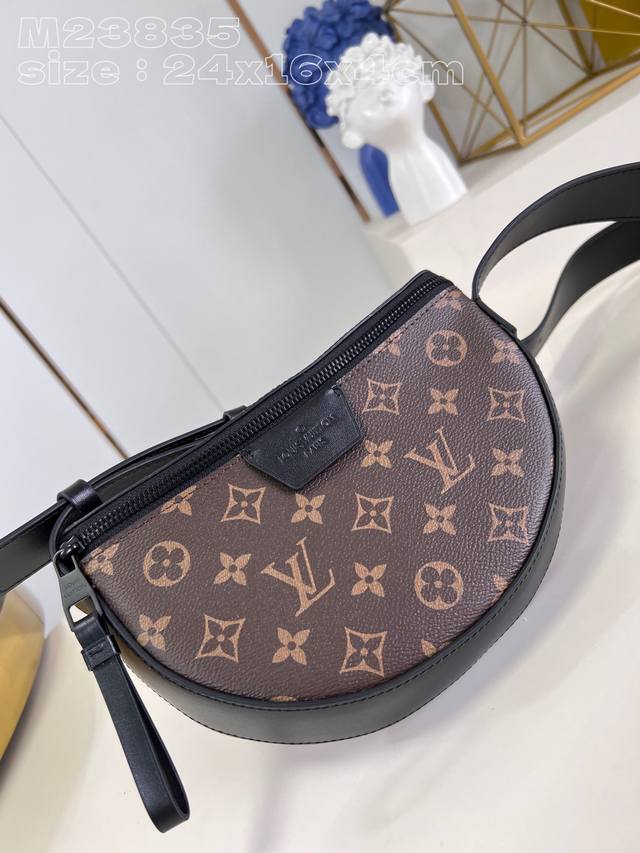 顶级原单 独家实拍 M23835老花 本款 Lv Moon Crossbody 手袋以 Monogram Eclipse 涂层帆布搭配皮革饰边和肩带 考究俊逸气