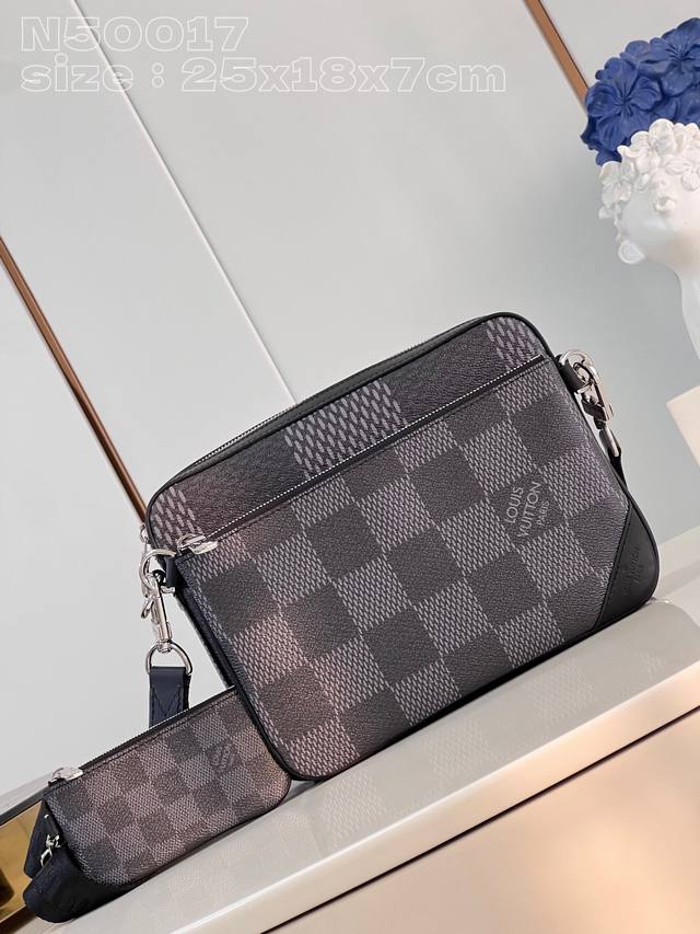 顶级原单 独家实拍 N50017 本款 Trio 邮差包以 Damier Graphite 3D 帆布的瞩目质感塑造功能性设计 可拆卸拉链前袋和零钱袋轻松收纳日