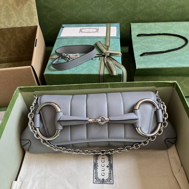 配全套原厂绿盒包装 Gucci Horsebit Chain中号肩背包 Gucci焕新演绎品牌经典元素 将典藏设计与时尚创意巧妙糅合 尽展当代美学理念 这款手袋