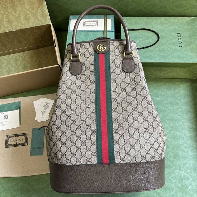 配全套原厂绿色礼品袋 Gucci Savoy系列旅行包 这款gucci Savoy系列旅行包采用标志性的米色和乌木色gg Supreme帆布材质 彰显别样风采