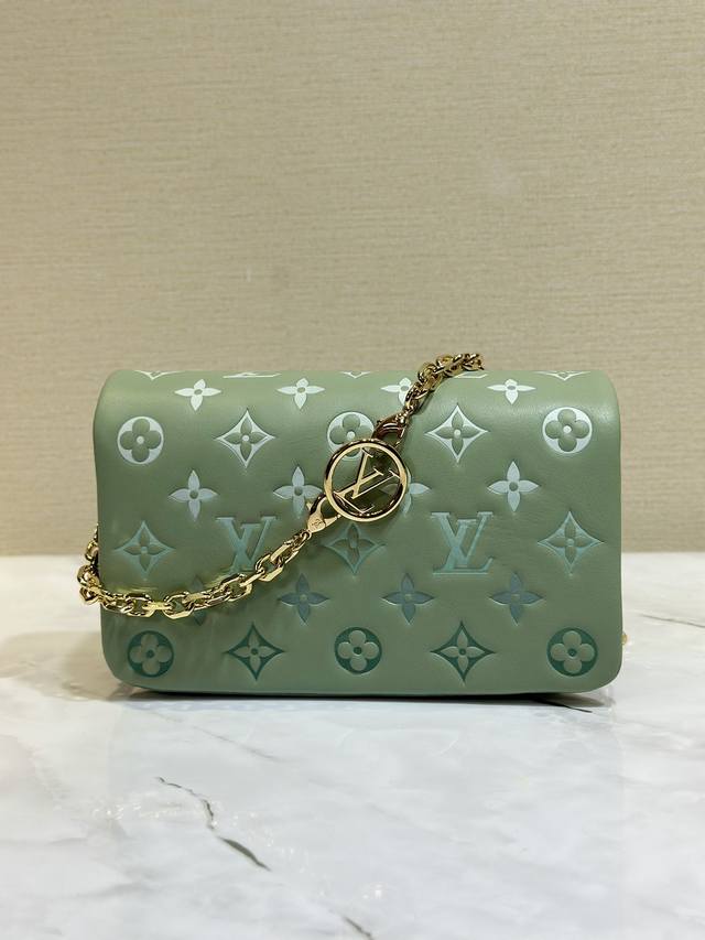 M82474绿色丝印 特惠 Ddd 全皮链条包系列 Pochette Coussin 手袋 为柔软羊皮革压印 Monogram 图案 塑造蓬松舒适的贴身构型 可