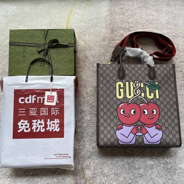 双11特价 原厂皮配 Cdfmall三亚免税店手提袋 Gucci樱桃印花购物袋 定居于智利的漫画家兼插画家pablo Delcielo的作品为古驰爱的进行曲 时