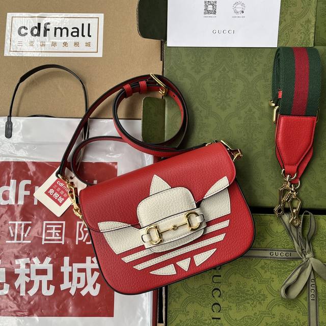 双11特价 Cdfmall三亚免税店手提袋 古驰的经典元素之一 自上世纪40年代以来出现于品牌的各个系列之中 历经八十多年的发展演变 这一经典元素糅合黑色皮革