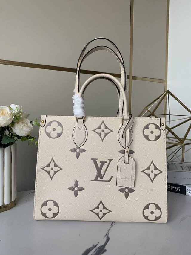 海外顶级头层 独实家拍 Louisvuittonm45493奶白onthego 中号手袋 本款 Onthego 中号 Tote 包将 Monogram 图案先印