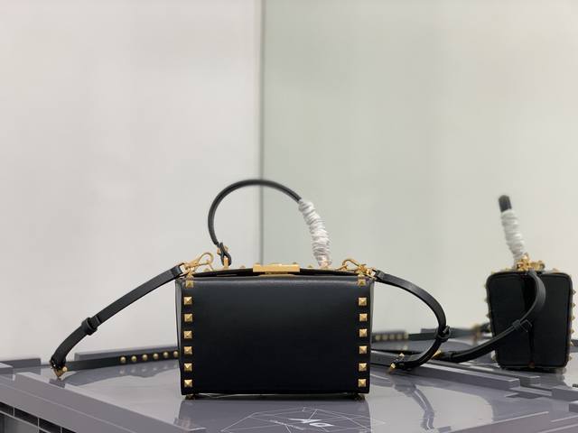 牛皮 V家 新品 Garavani Rockstud Alcove 粒面小牛皮箱形包 复古黄铜做旧效果金属配件 钩扣开合 可调节 可拆卸肩带 红色羊皮革衬里 内