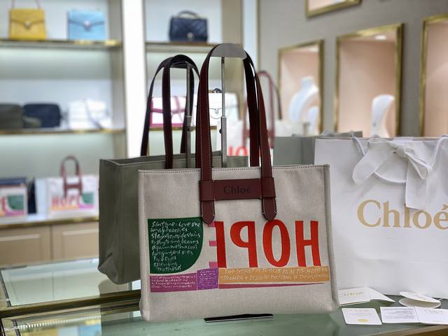 中号 Ch家 2021年春夏新款corita Kent 刺绣tote 刚上市就已成爆款 继前面已出的帆布织带托特包之后 再次推出将美国视觉艺术家corita K