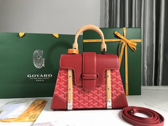 Gy家 全新升级 Goyard Sagon Pm小号包 Sagon包是goyar之家最具代表性的经典包款之一 它以手袋的形式呈现出goyar所有旅行箱制作工艺的