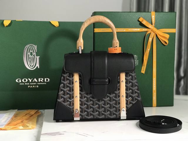 Goyard戈雅 全新升级 Goyard Sagon Pm小号包 Sagon包是goyar之家最具代表性的经典包款之一 它以手袋的形式呈现出goyar所有旅行箱