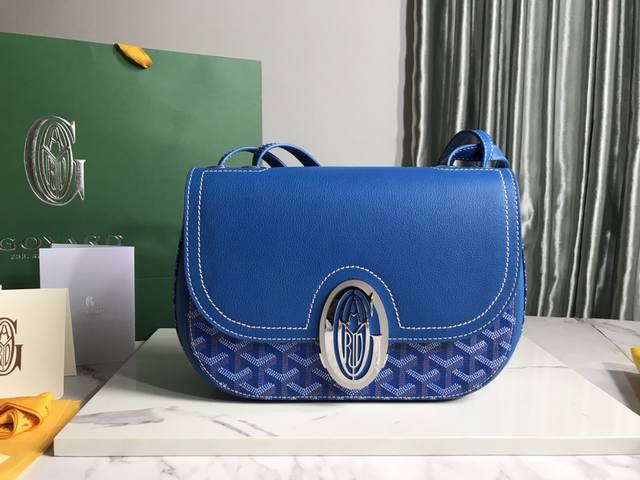 Goyard戈雅 新品 Goyard 233 Lll 既保留了经典版的标志性元素 如醒目的金属logo扣 整面的皮革翻盖和独特的曲线外形 同时赋予这款包袋更轻盈