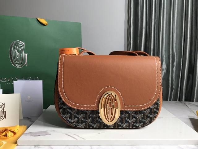 Goyard戈雅 新品 Goyard 233 Lll 既保留了经典版的标志性元素 如醒目的金属logo扣 整面的皮革翻盖和独特的曲线外形 同时赋予这款包袋更轻盈