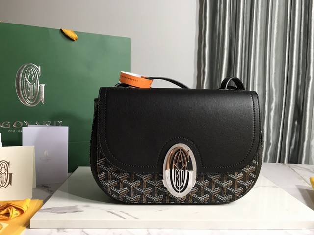 Goyard戈雅 新品 Goyard 233 Lll 既保留了经典版的标志性元素 如醒目的金属logo扣 整面的皮革翻盖和独特的曲线外形 同时赋予这款包袋更轻盈