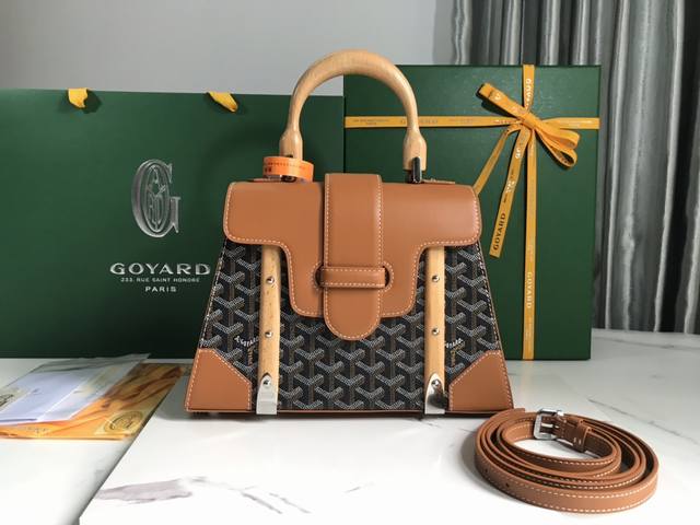 Goyard戈雅 全新升级 Goyard Sagon Pm小号包 Sagon包是goyar之家最具代表性的经典包款之一 它以手袋的形式呈现出goyar所有旅行箱